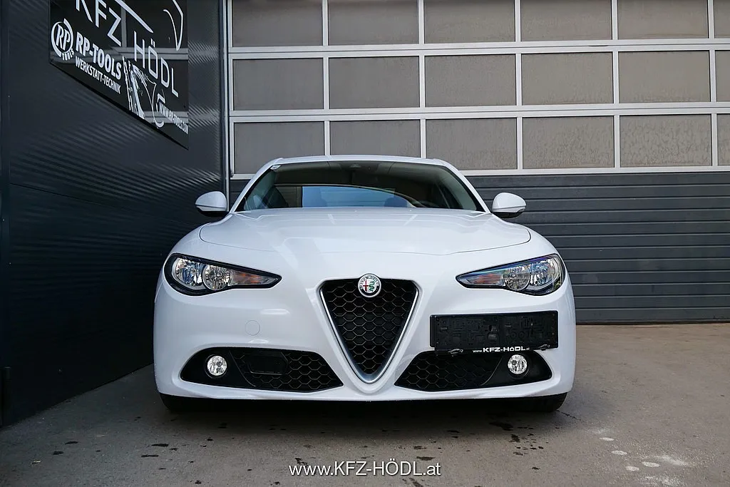 Alfa Romeo Giulia Super 2,2 150 MT RWD Image 3